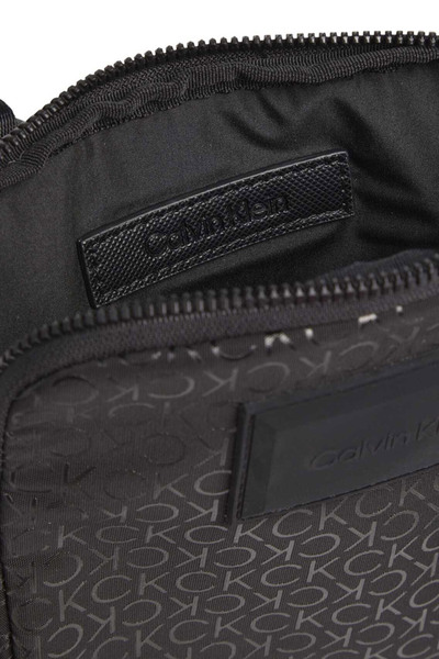 کیف مسنجر طرح دار شانه ای مشکی برند Calvin Klein