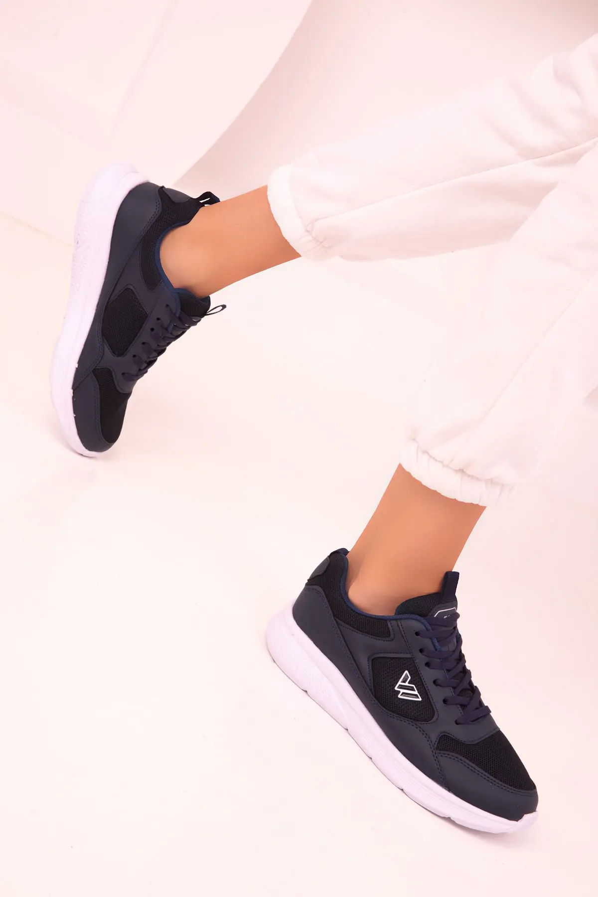 کفش ورزشی زنانه سرمه ای سفید برند Soho Exclusive