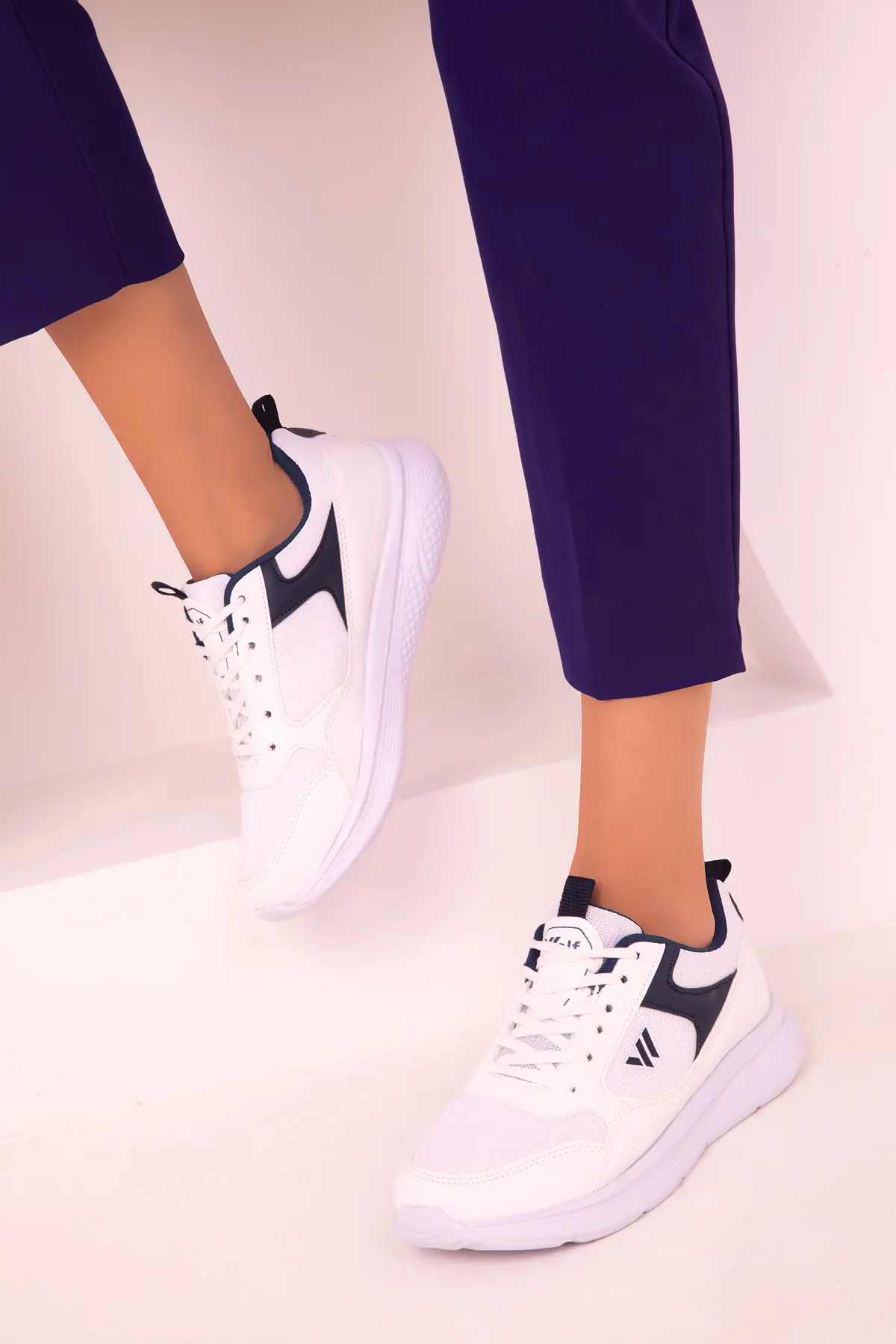 کفش ورزشی زنانه سفید سرمه ای برند Soho Exclusive