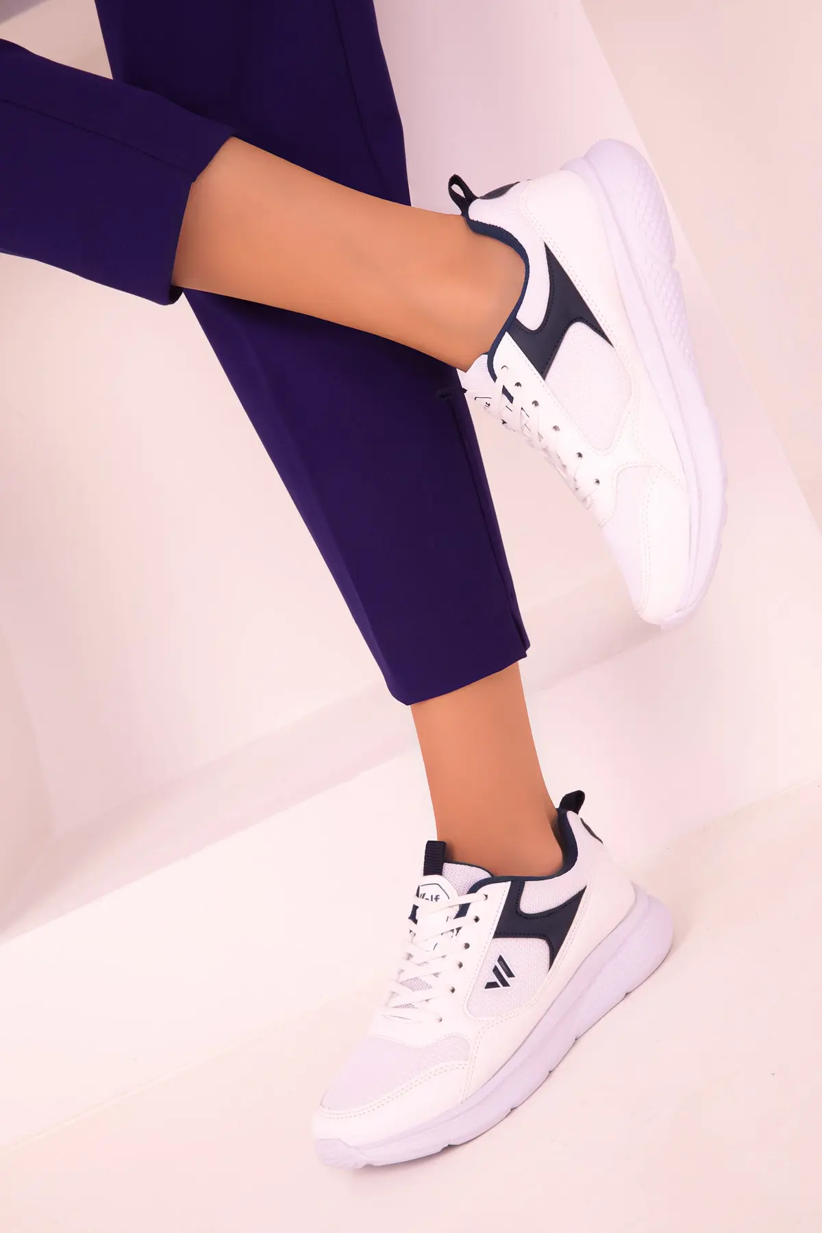 کفش ورزشی زنانه سفید سرمه ای برند Soho Exclusive