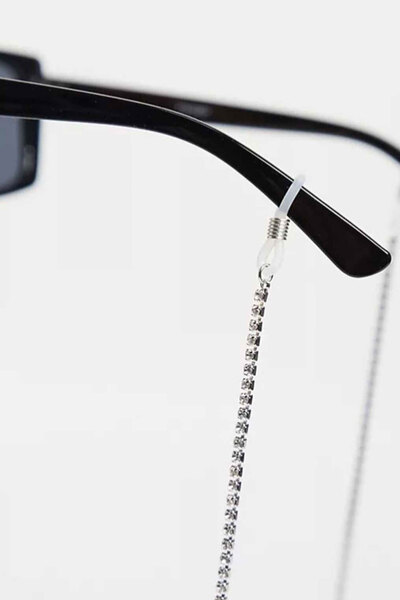 بند عینک مدل زنجیری سنگ دار زنانه نقره ای برند courtesy 